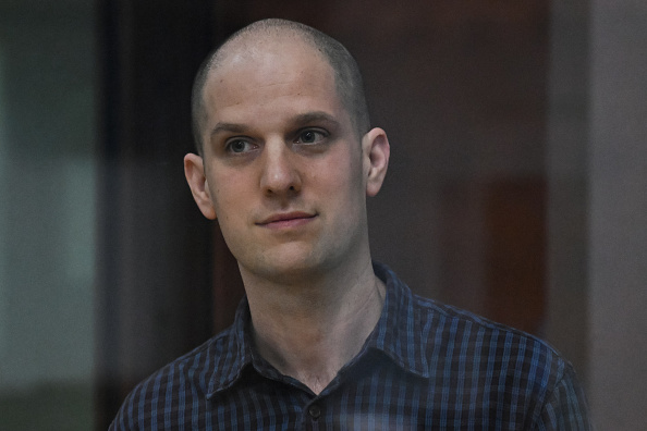 gettyimages-2158725645-594×594 Jornalista norte-americano do Wall Street Journal, Evan Gershkovich, condenado a 16 anos de prisão por espionagem na Rússia. 26/06/2024