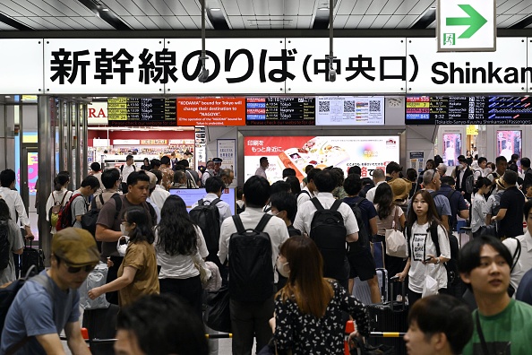 Passageiros na estação de trem Shin-Ōsaka, no Japão.