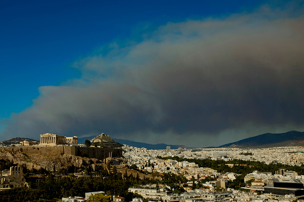 Núvem de fumaça provocada por incêndios escurece o céu de Atenas, na Grécia. 11/08/2024