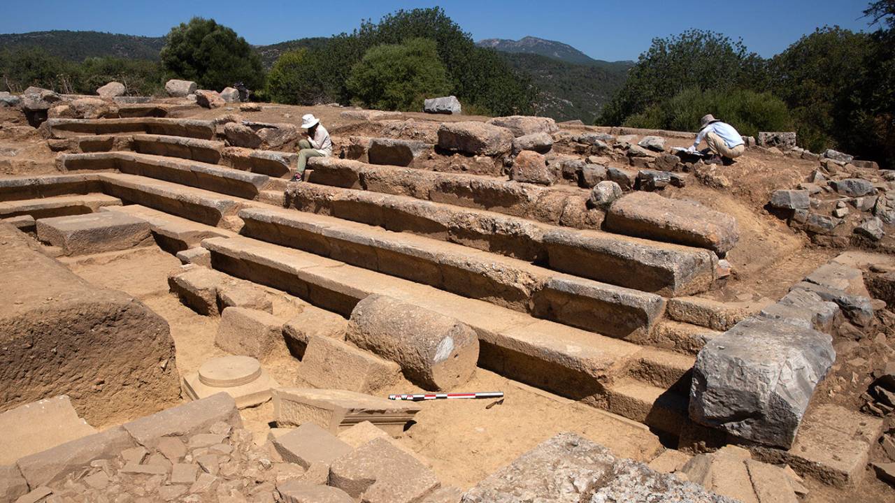 Arquitetos Kübra Sağlam e Gizem Seymen trabalhando em desenhos arquitetônicos de Bouleuterion, vista para noroeste. Crédito da foto: Notion Archaeological Project, University of Michigan