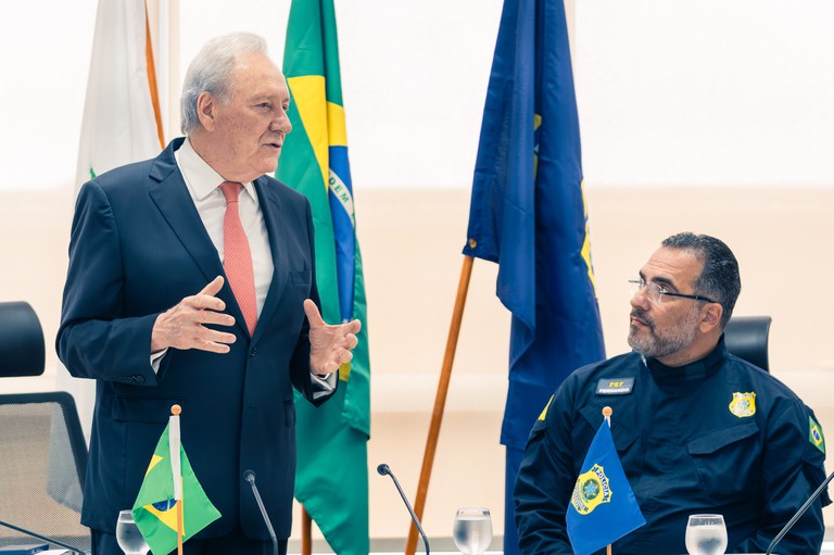 Rodrigo Pacheco (ao centro) recebe governadores e representantes de estados do Nordeste