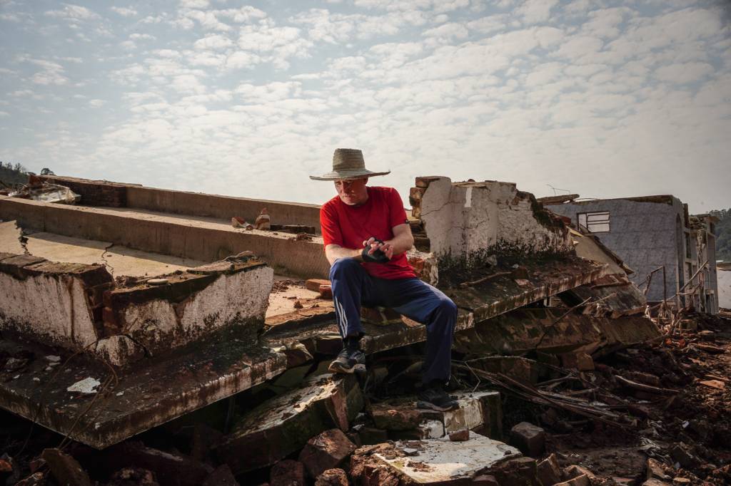 muçum_veja_fotos_carlos_macedo-01645.jpg DESOLAÇÃO - O guarda municipal Jairo Marobin, em meio aos destroços de cemitério: “Os mortos salvaram Muçum”, acredita