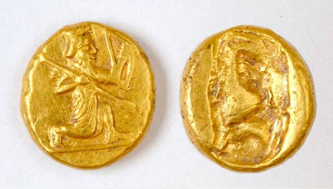 persian-gold-coins-likely-used-to-pay-mercenaries-found-at-site-of-ancient-greek-city-in-western-turkey-1 As moedas mostram a figura de um arqueiro ajoelhado, o desenho característico do dárico persa, um tipo de moeda de ouro emitida pelo Império Persa e provavelmente cunhada em Sardes, a nordeste de Notion -