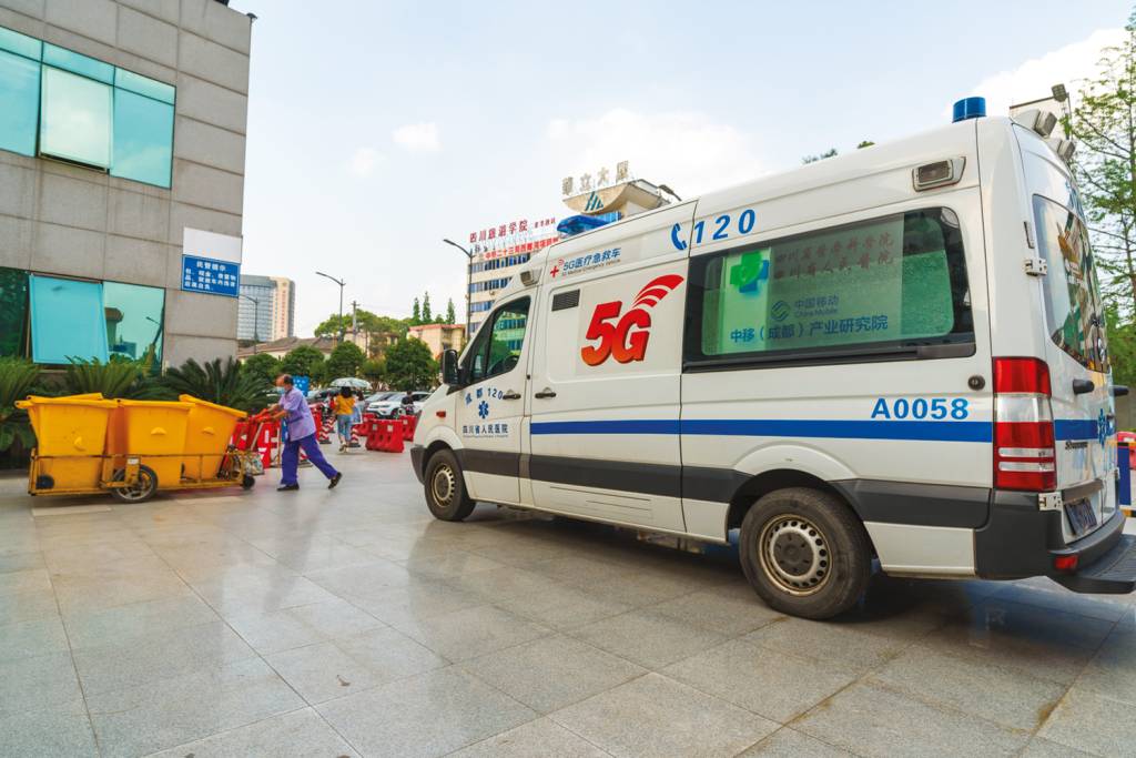 shutterstock_1406859326.jpg ACELERANDO - Ambulância com 5G: transmissão rápida de informações