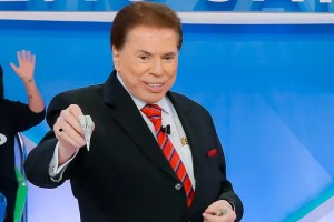 Silvio Santos com um de seus tradicionais aviãozinhos de dinheiro