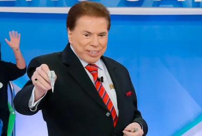 Silvio Santos com um de seus tradicionais aviãozinhos de dinheiro