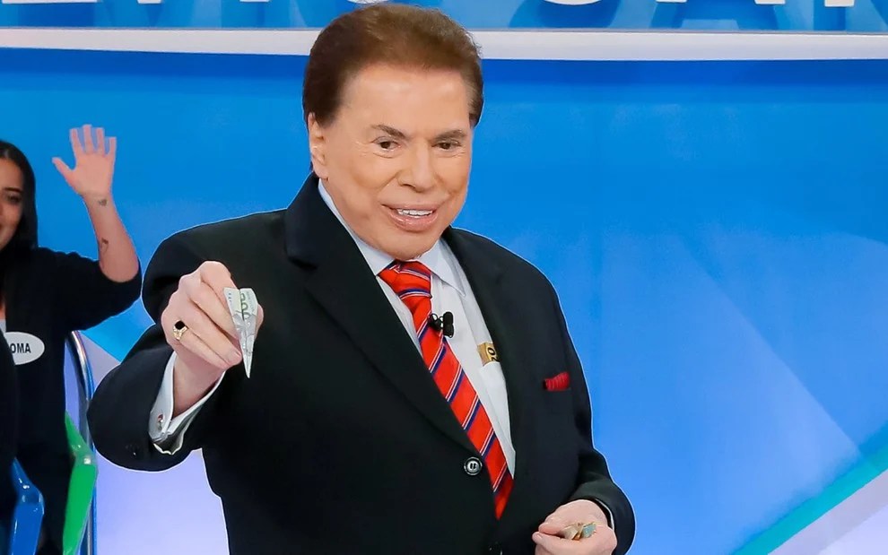 Silvio Santos com um de seus tradicionais aviãozinhos de dinheiro