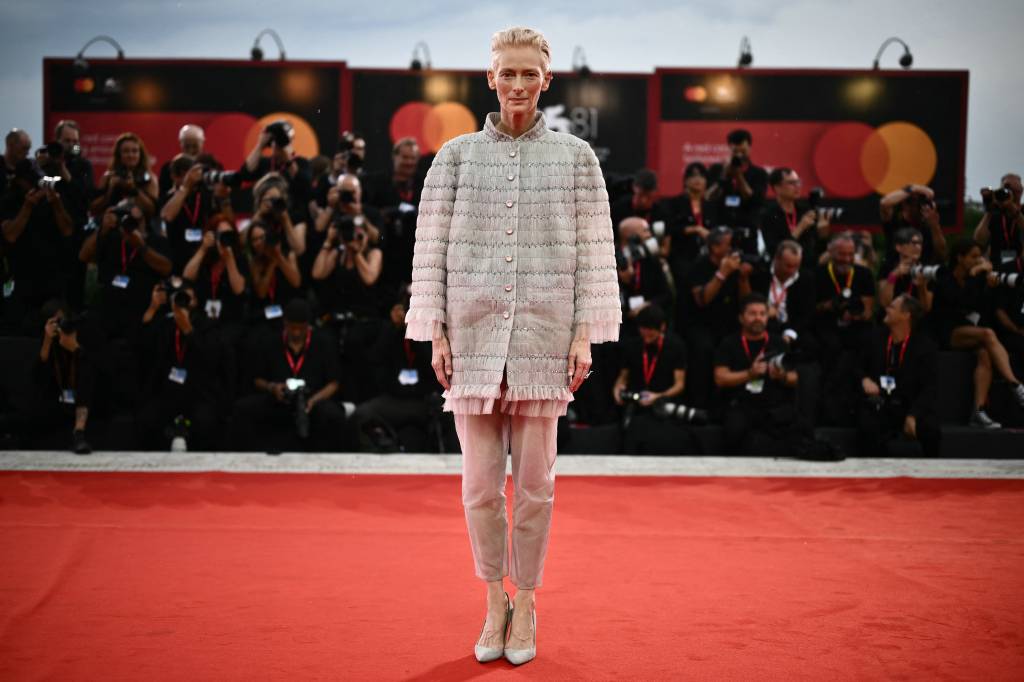 ITALY-CINEMA-VENICE-FILM-FESTIVAL-MOSTRA Minimalista: Tilda Swinton de Chanel Houte Couture