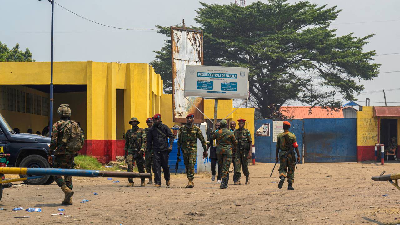 Soldados na entrada da Prisão de Makala, em Kinshasa, capital do Congo. 03/09/2024