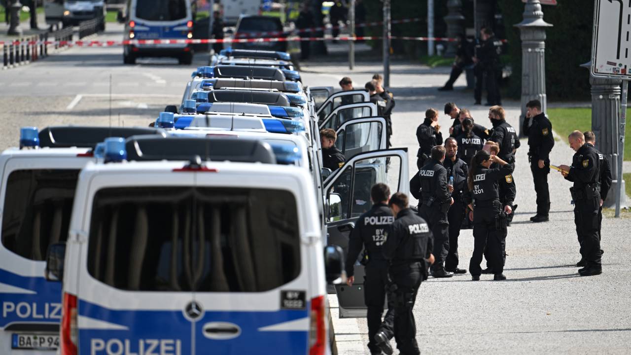 Police officers secure the area after a shooting near the building of the Documentation Centre for the History of National Socialism (NS-Dokumentationszentrum) in Munich, southern Germany, on September 5, 2024. German police said they shot a suspect in central Munich on September 5, near the documentation centre on the Nazi era and the Israeli consulate, and advised people to stay clear of the area. (Photo by LUKAS BARTH-TUTTAS / AFP)