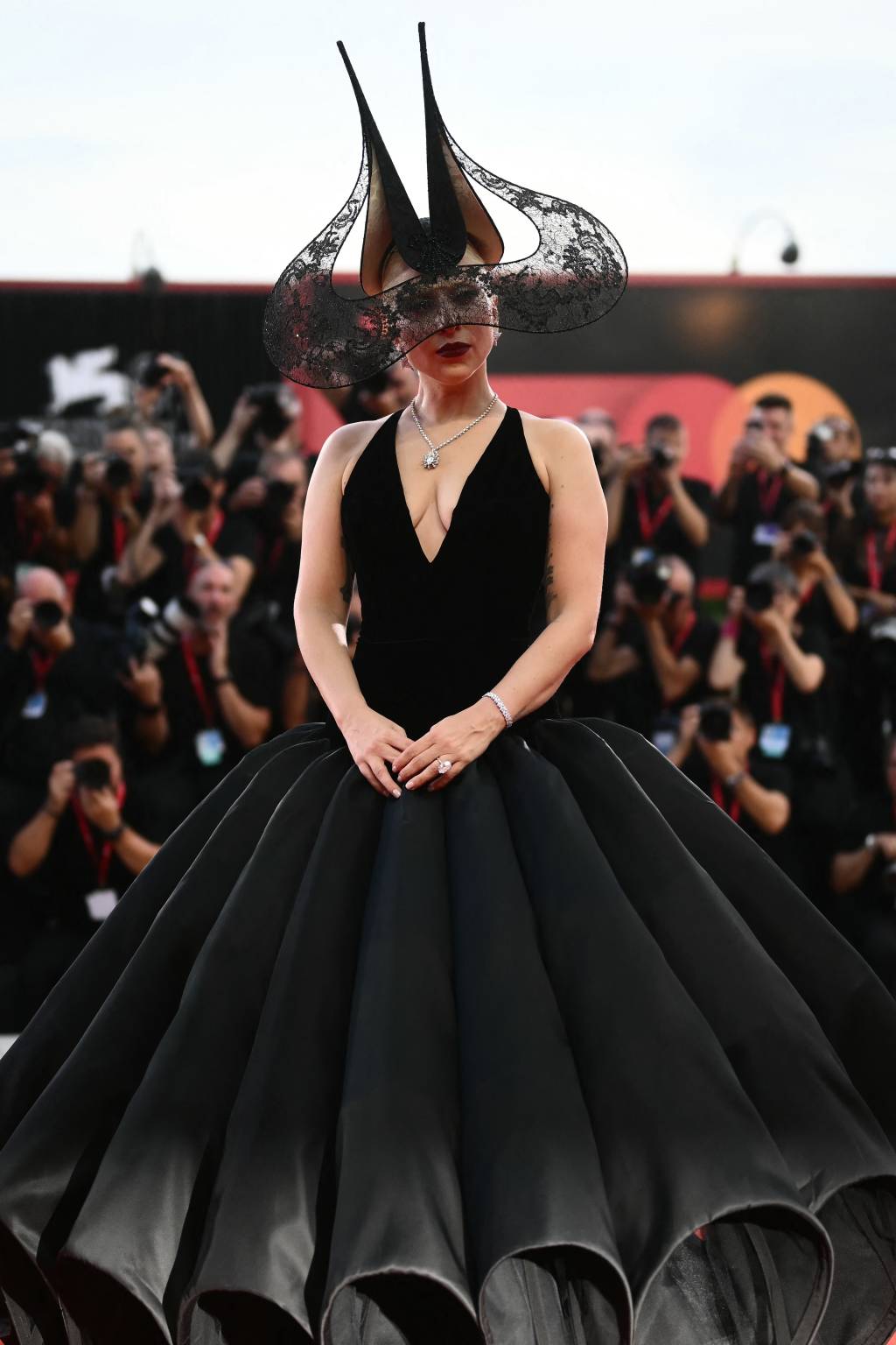 ITALY-CINEMA-VENICE-FILM-FESTIVAL-MOSTRA Lady Gaga veste alta-costura Dior