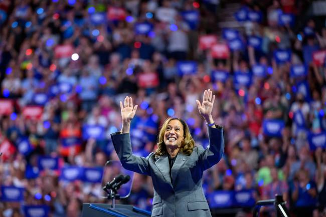 US-VOTE-POLITICS-HARRIS US Vice President and Democratic presidential candidate Kamala Harris waves after speaking at a campaign event at Alliant Energy Center in Madison, Wisconsin, on September 20, 2024. (Photo by Mandel NGAN / AFP)