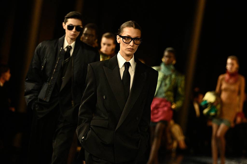 Mulheres de Terno: Bella Hadid volta às passarelas na Saint Laurent