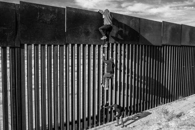 As Duas Paredes: Inspirado pela própria experiência de migração da suaterra natal na Venezuela para o México em 2017, o fotógrafoAlejandro Cegarra iniciou este projeto em 2018 para documentar asituação destas comunidades migrantes profundamentevulneráveis e destacar, com respeito e sensibilidade, a suaresiliência - As Duas Paredes: Inspirado pela própria experiência de migração da suaterra natal na Venezuela para o México em 2017, o fotógrafoAlejandro Cegarra iniciou este projeto em 2018 para documentar asituação destas comunidades migrantes profundamentevulneráveis e destacar, com respeito e sensibilidade, a suaresiliência -