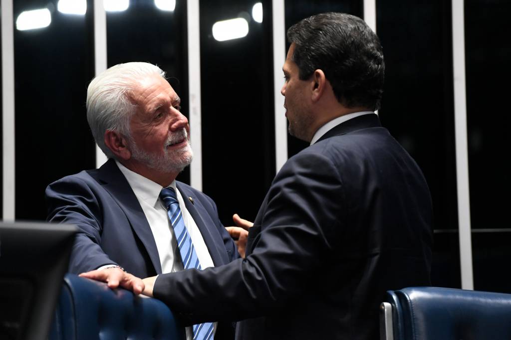 Governo corre para ajustar Dosimetria e Carlos Bolsonaro renuncia como vereador no Rio