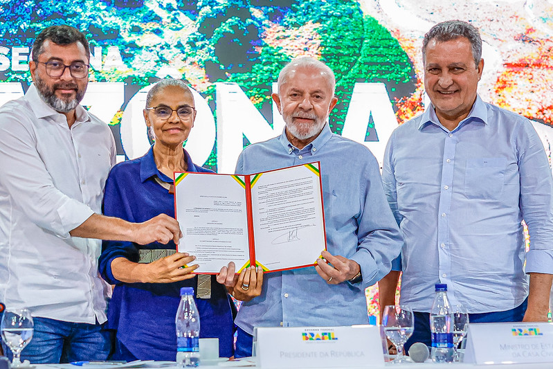 Lula e Marina Silva durante reunião com prefeitos de municípios do Amazonas nesta terça-feira, 10