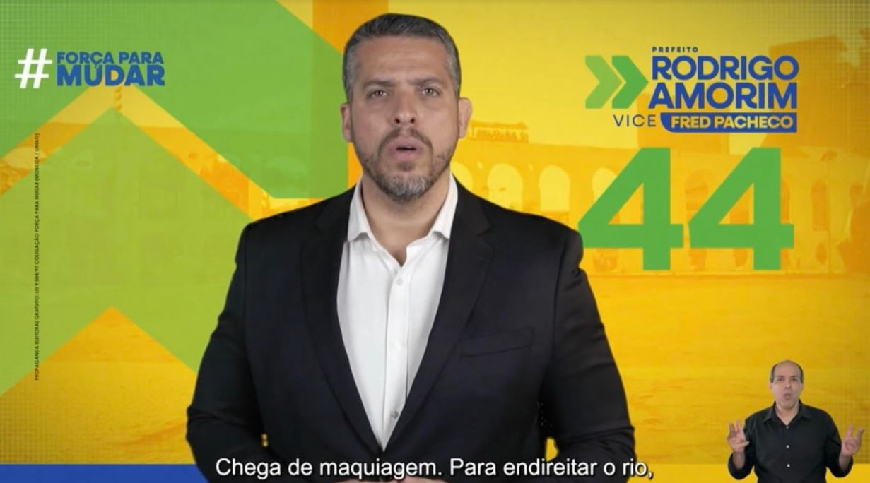 O tradutor e intérprete de Libras Fabiano Guimarães, no canto direito em baixo, durante propaganda eleitoral de Rodrigo Amorim