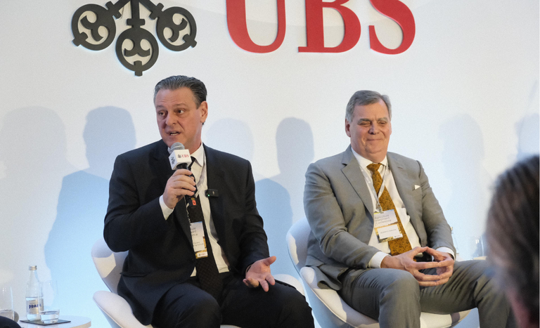 O ministro da Agricultura e Pecuária, Carlos Fávaro (PSD-MT), e Gilberto Peralta, CEO da Airbus