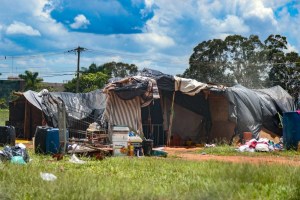 Cerca de 57 mil pessoas vivem em tendas ou barracas de lona, plástico ou tecido no Brasil