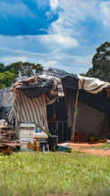 Cerca de 57 mil pessoas vivem em tendas ou barracas de lona, plástico ou tecido no Brasil