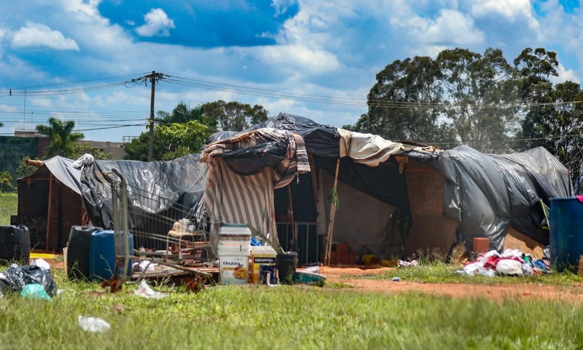 Cerca de 57 mil pessoas vivem em tendas ou barracas de lona, plástico ou tecido no Brasil