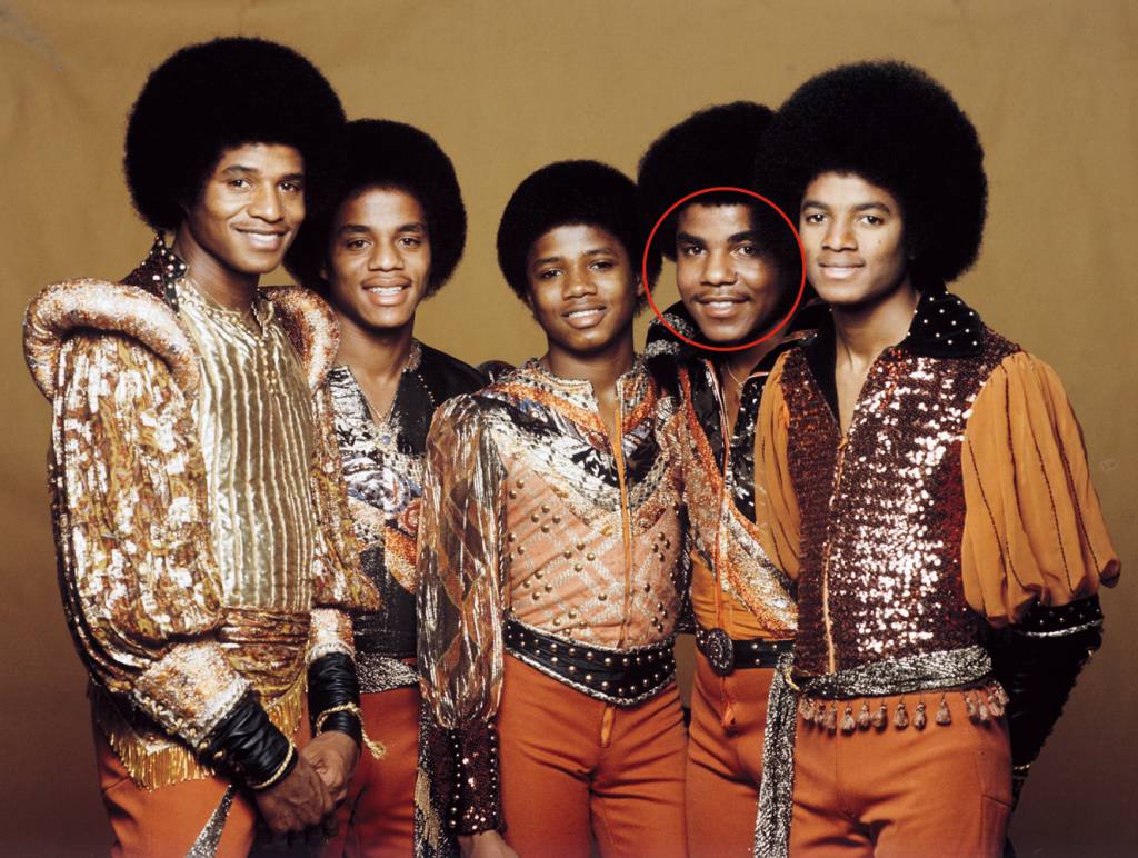 GettyImages-103738161.jpg FAMÍLIA - Tito Jackson (no destaque): a criação do moonwalk do irmão Michael (à dir.) teve origem na infância