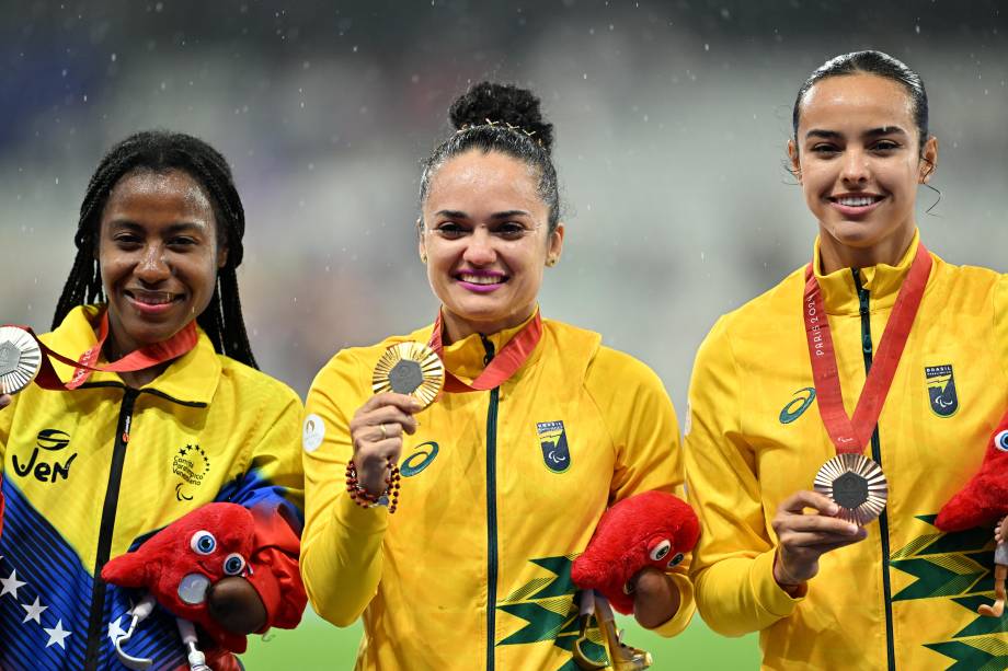 Pódio duplo: Fernanda Yara segura a medalha de ouro, enquanto Maria Clara, a de bronze, conquistou nos 400m - T47 - 31/08/2024