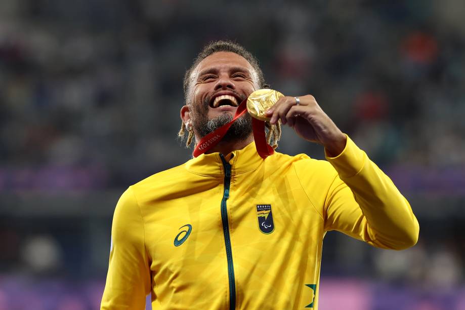 Ricardo Gomes segura medalha de ouro, conquistada nos 200m T37 - 30/08/2024