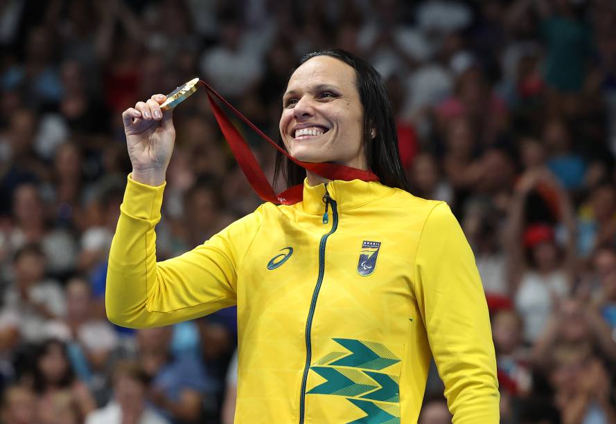 Supercampeã: Carol Santiago segura uma das suas três medalhas de ouro conquistadas em Paris. Ela também conquistou uma prata - 31/08/2024