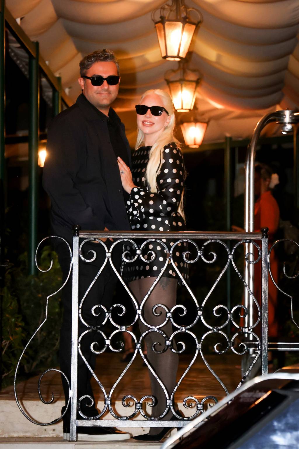 “Joker: Folie à Deux” Cast Arrive In Venice For The 81st Venice International Film Festival Estilosa: com minivestido de bolinhas ao lado do namorado, Michael Polasnky