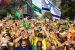 Manifestantes presentes no ato convocado por Bolsonaro contra Moraes //