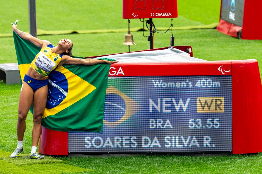 Rayane Soares da Silva comemora conquista do ouro nos 400m com direito a recorde mundial - 07/09/2024