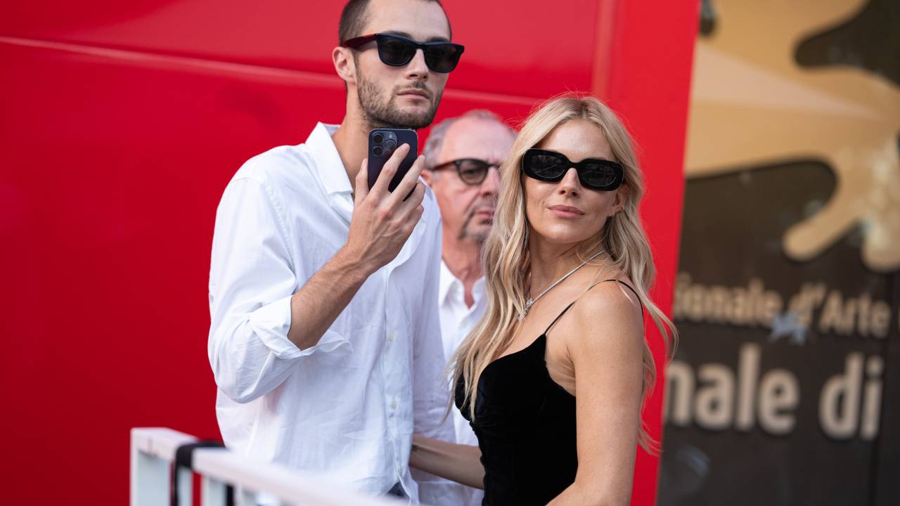 Sienna Miller: ao lado do namorado Oli Green, ela parou tudo com seu decote profundo em V