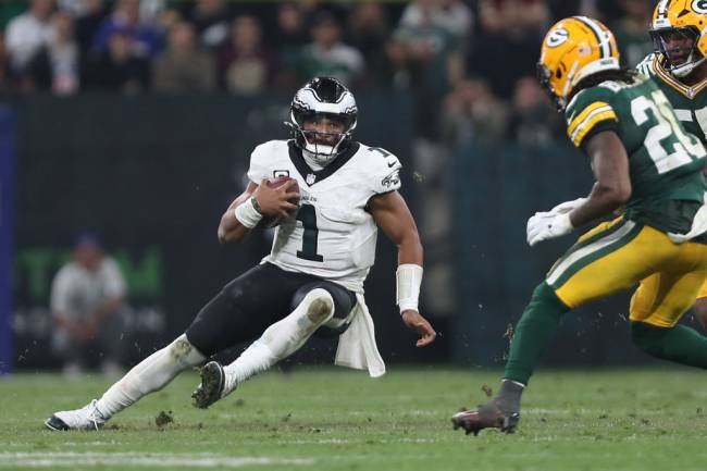 SÃO PAULO, BRASIL - 06 DE SETEMBRO: Jalen Hurts nº 1 do Philadelphia Eagles perde o equilíbrio durante o quarto período contra o Green Bay Packers na Arena Corinthians em 06 de setembro de 2024 em São Paulo, Brasil. (Foto de Wagner Meier/Getty Images)