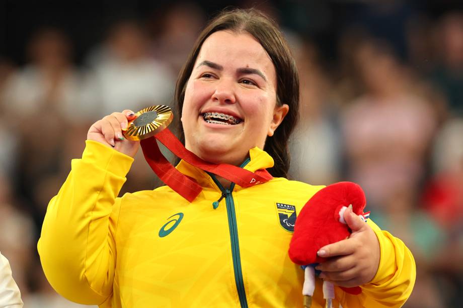 Mariana D'Andrea, do levantamento de peso, segura medalha de ouro na categoria até 73kg - 07/09/2024