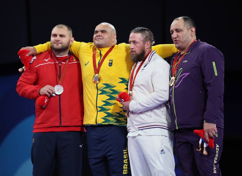 Wilians Silva de Araujo, centro, com medalha de ouro no judô, categoria acima de 90kg J1 - 07/09/2024