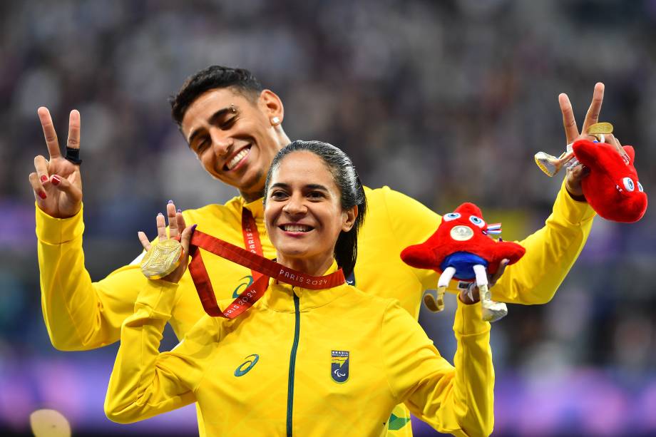 Jerusa Geber e seu Gabriel Aparecido dos Santos com a medalha de ouro do brasileiro nos 200m T11. Ela também é campeã dos 100m T11 - 09/07/2024