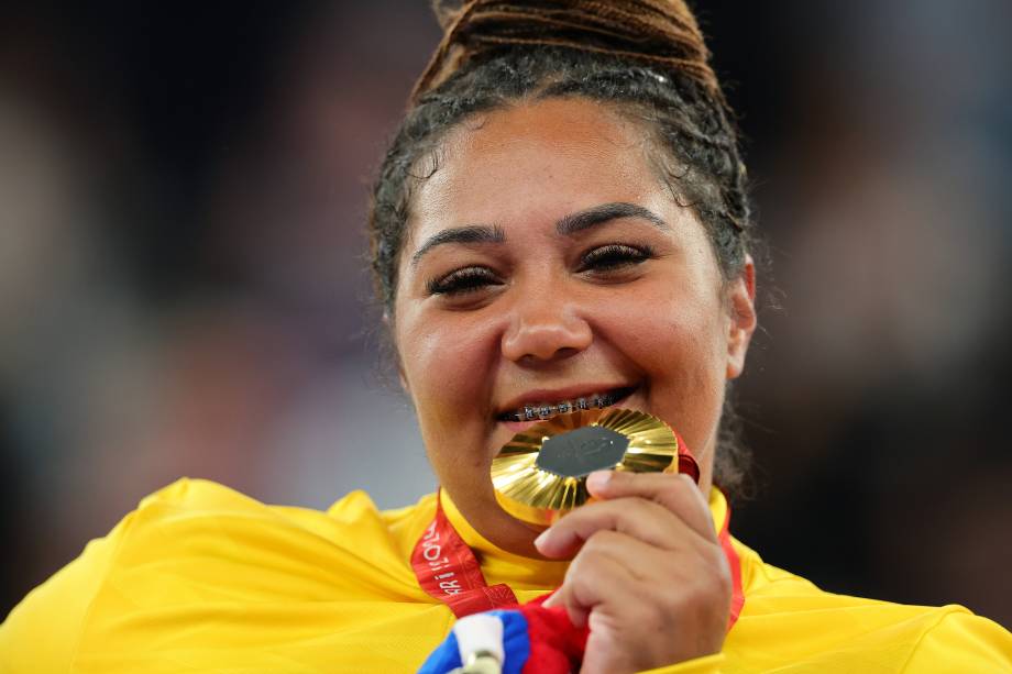 Tayana Medeiros, do levantamento de peso, morde a medalha de ouro - 08/09/2024