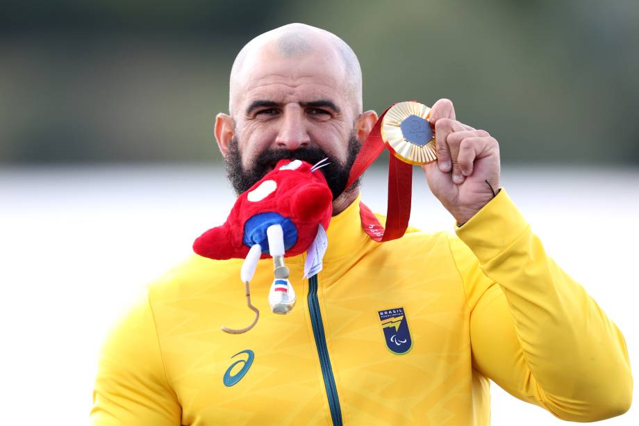 Canoísta Fernando Rufino com medalha de ouro na canoagem, a última conquistada pelo Brasil em Paris - 08/09/2024