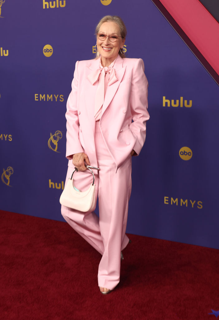 Meryl Streep incorporou a barbiecore e surgiu toda de rosa no Emmy
