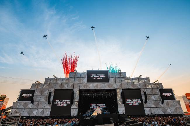 Esquadrilha da Fumaça abrindo o Palco Mundo