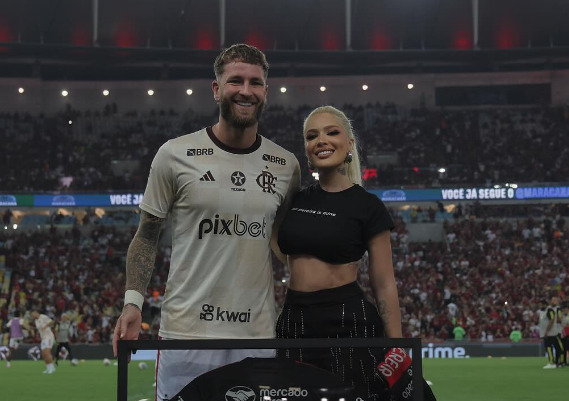 Separados, Léo Pereira se declara para Karoline Lima em festa do Flamengo