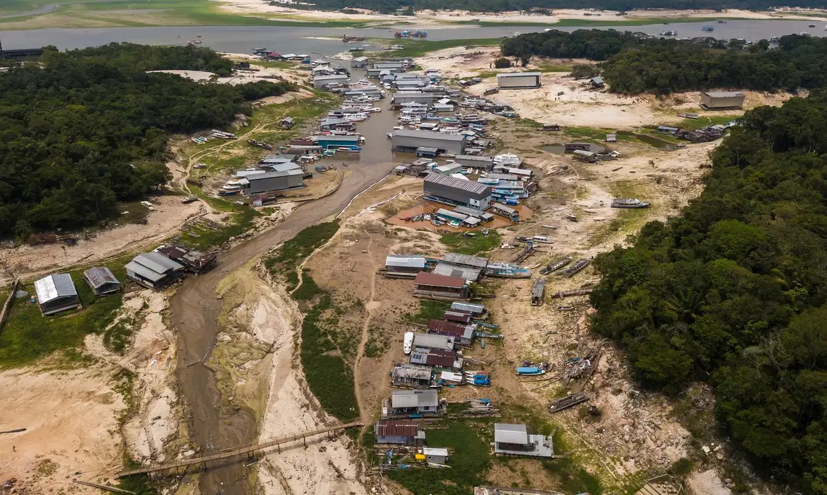 Baixa no volume dos rios e seca prolongada agravam ainda mais os problemas de saneamento básico do país