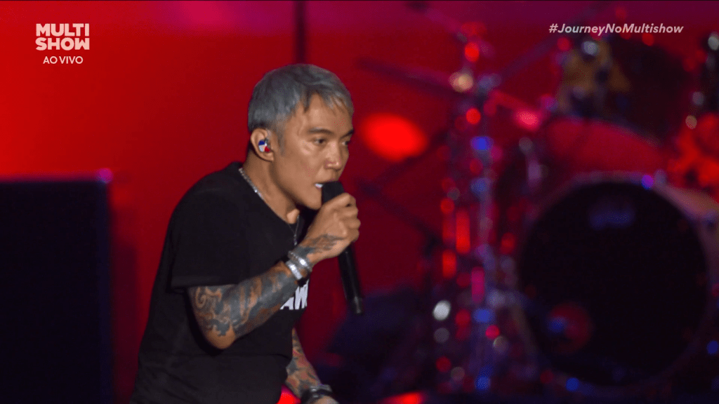 Cantor do Journey é consolado por colegas após show no Rock in Rio