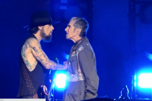 Perry Farrell agride Dave Navarro no palco durante show do Jane's Addiction