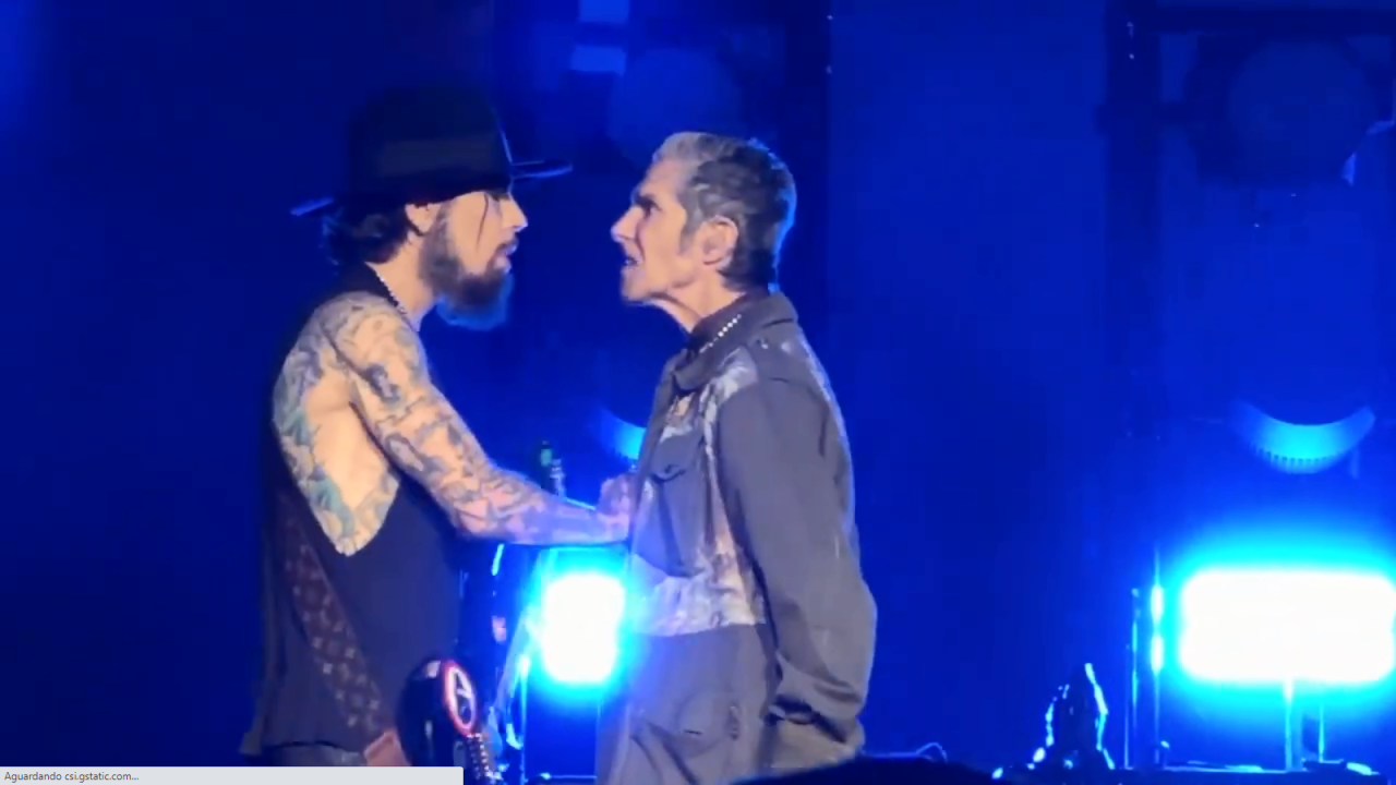 Perry Farrell agride Dave Navarro no palco durante show do Jane's Addiction