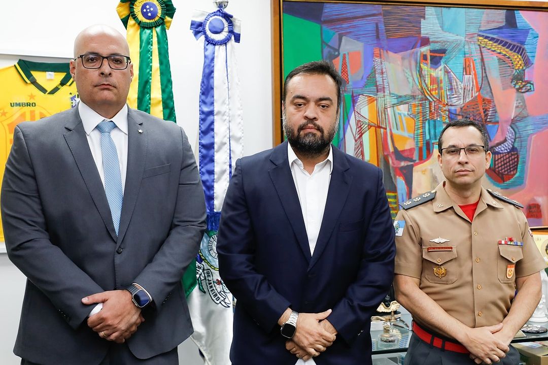 Felipe Curi, novo secretário de Polícia Civil, o governador Claudio Castro (PL) e Tarciso Junior, novo secretário de Defesa Civil