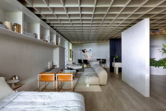 Com uma proposta minimalista e multifuncional, Tom Castro criou este loft