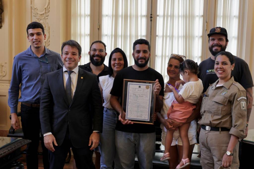 Mototaxista que salvou criança após acidente de ônibus ganha homenagem da Câmara do Rio