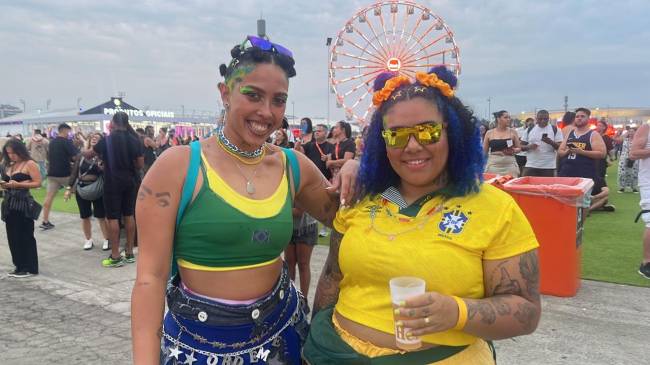Aline Gomes, 31 , grafiteira e Gabrielle Apulchlo, 32, petsister Aline Gomes, 31 , grafiteira e Gabrielle Apulchlo, 32, petsister